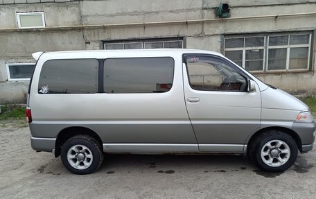Toyota Regius, 1998 год, 830 000 рублей, 2 фотография