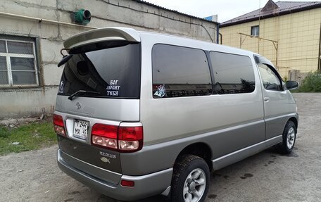 Toyota Regius, 1998 год, 830 000 рублей, 3 фотография