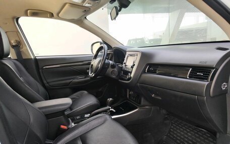 Mitsubishi Outlander III рестайлинг 3, 2017 год, 2 159 000 рублей, 11 фотография