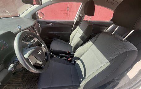 Hyundai Solaris II рестайлинг, 2017 год, 850 000 рублей, 2 фотография