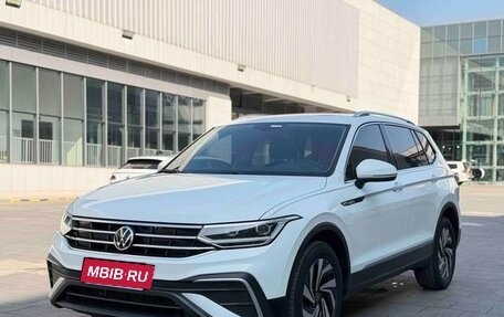 Volkswagen Tiguan II, 2022 год, 2 387 000 рублей, 1 фотография