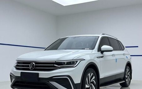 Volkswagen Tiguan II, 2022 год, 2 475 000 рублей, 1 фотография