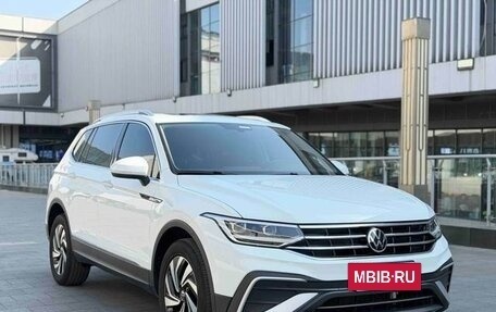 Volkswagen Tiguan II, 2022 год, 2 387 000 рублей, 3 фотография