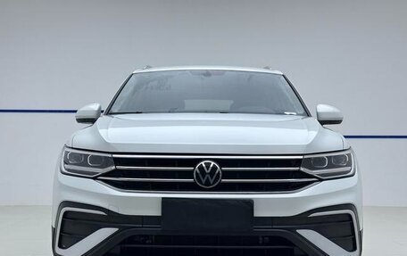 Volkswagen Tiguan II, 2022 год, 2 475 000 рублей, 2 фотография