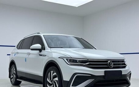 Volkswagen Tiguan II, 2022 год, 2 475 000 рублей, 3 фотография