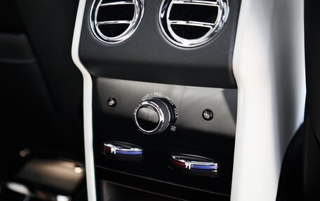 Rolls-Royce Cullinan, 2019 год, 32 000 000 рублей, 22 фотография