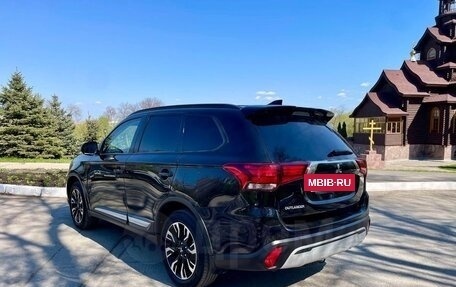 Mitsubishi Outlander III рестайлинг 3, 2021 год, 2 599 990 рублей, 10 фотография