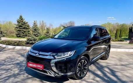 Mitsubishi Outlander III рестайлинг 3, 2021 год, 2 599 990 рублей, 3 фотография