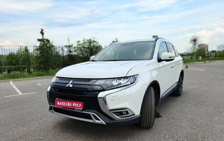 Mitsubishi Outlander III рестайлинг 3, 2022 год, 2 850 000 рублей, 1 фотография