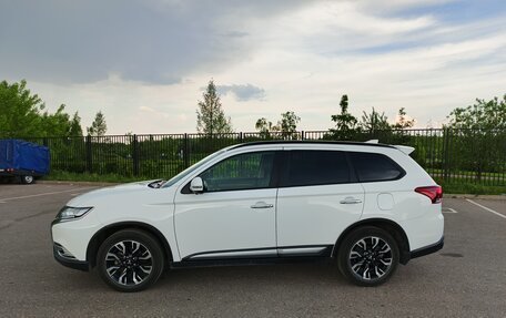 Mitsubishi Outlander III рестайлинг 3, 2022 год, 2 850 000 рублей, 5 фотография