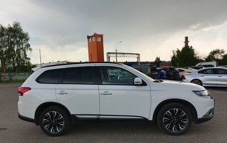 Mitsubishi Outlander III рестайлинг 3, 2022 год, 2 850 000 рублей, 6 фотография