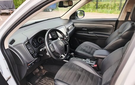 Mitsubishi Outlander III рестайлинг 3, 2022 год, 2 850 000 рублей, 10 фотография