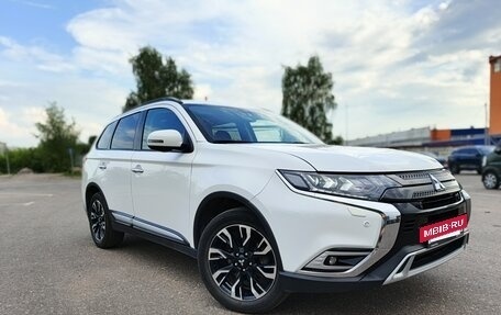 Mitsubishi Outlander III рестайлинг 3, 2022 год, 2 850 000 рублей, 2 фотография