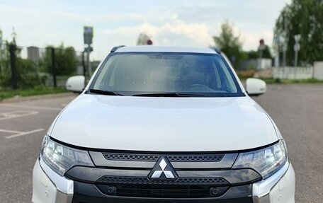 Mitsubishi Outlander III рестайлинг 3, 2022 год, 2 850 000 рублей, 3 фотография