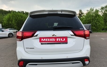 Mitsubishi Outlander III рестайлинг 3, 2022 год, 2 850 000 рублей, 4 фотография