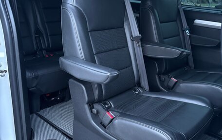 Opel Zafira Life I, 2020 год, 3 800 000 рублей, 16 фотография