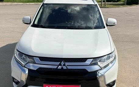 Mitsubishi Outlander III рестайлинг 3, 2022 год, 2 800 000 рублей, 1 фотография