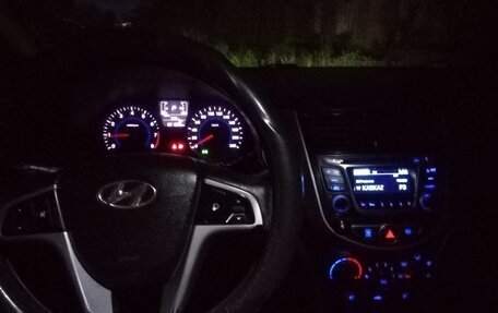 Hyundai Solaris II рестайлинг, 2015 год, 700 000 рублей, 2 фотография