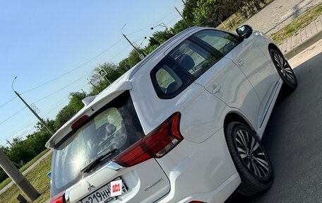 Mitsubishi Outlander III рестайлинг 3, 2022 год, 2 800 000 рублей, 5 фотография