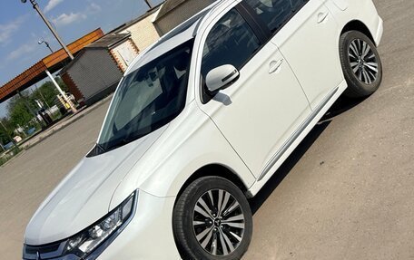 Mitsubishi Outlander III рестайлинг 3, 2022 год, 2 800 000 рублей, 4 фотография