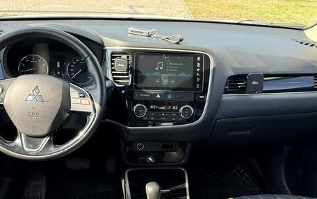 Mitsubishi Outlander III рестайлинг 3, 2022 год, 2 800 000 рублей, 6 фотография