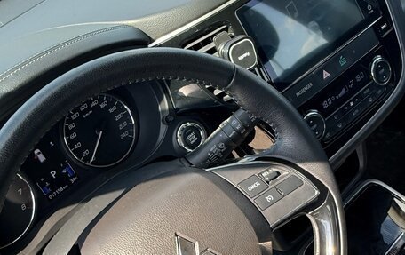 Mitsubishi Outlander III рестайлинг 3, 2022 год, 2 800 000 рублей, 7 фотография