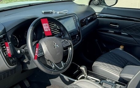 Mitsubishi Outlander III рестайлинг 3, 2022 год, 2 800 000 рублей, 8 фотография