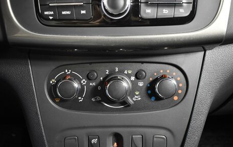Renault Logan II, 2017 год, 942 100 рублей, 20 фотография