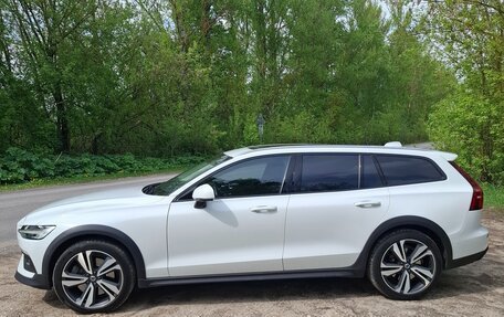 Volvo V60 Cross Country II, 2019 год, 4 500 000 рублей, 4 фотография