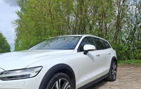 Volvo V60 Cross Country II, 2019 год, 4 500 000 рублей, 3 фотография