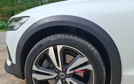 Volvo V60 Cross Country II, 2019 год, 4 500 000 рублей, 5 фотография