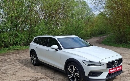 Volvo V60 Cross Country II, 2019 год, 4 500 000 рублей, 11 фотография