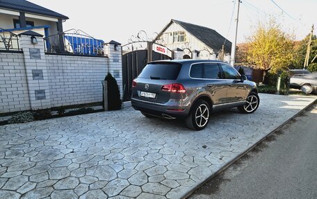 Volkswagen Touareg III, 2011 год, 1 800 000 рублей, 2 фотография