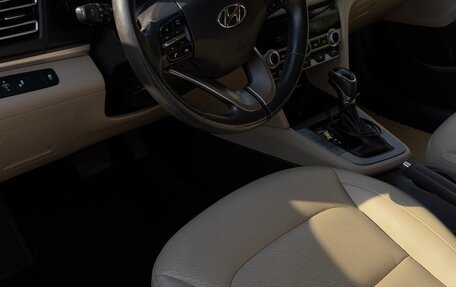 Hyundai Elantra VI рестайлинг, 2019 год, 2 100 000 рублей, 10 фотография