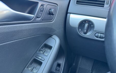 Volkswagen Jetta VI, 2012 год, 900 000 рублей, 11 фотография