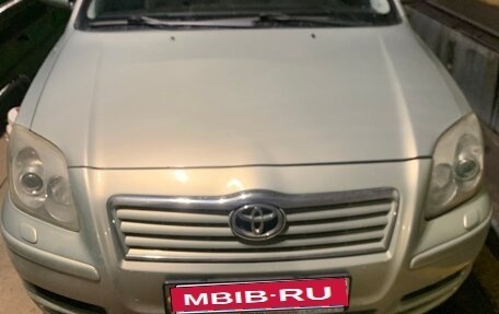 Toyota Avensis III рестайлинг, 2004 год, 550 000 рублей, 1 фотография