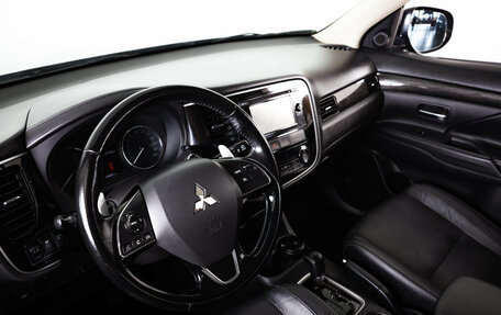 Mitsubishi Outlander III рестайлинг 3, 2016 год, 1 999 000 рублей, 10 фотография