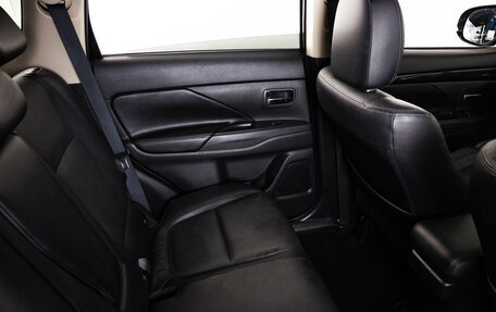 Mitsubishi Outlander III рестайлинг 3, 2016 год, 1 999 000 рублей, 12 фотография