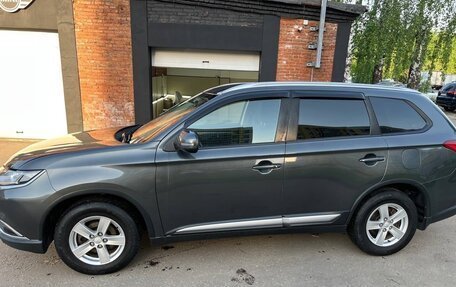 Mitsubishi Outlander III рестайлинг 3, 2017 год, 1 880 000 рублей, 2 фотография