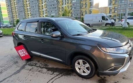 Mitsubishi Outlander III рестайлинг 3, 2017 год, 1 880 000 рублей, 6 фотография