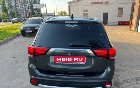 Mitsubishi Outlander III рестайлинг 3, 2017 год, 1 880 000 рублей, 4 фотография
