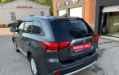Mitsubishi Outlander III рестайлинг 3, 2017 год, 1 880 000 рублей, 3 фотография