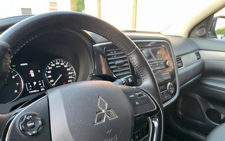 Mitsubishi Outlander III рестайлинг 3, 2017 год, 1 880 000 рублей, 12 фотография