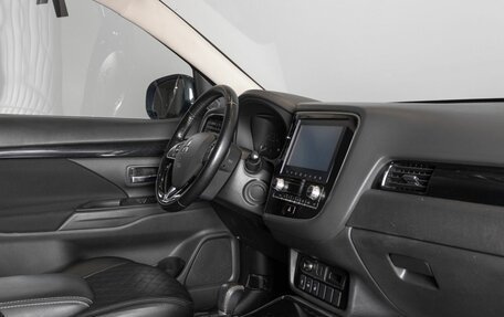 Mitsubishi Outlander III рестайлинг 3, 2021 год, 2 466 600 рублей, 7 фотография