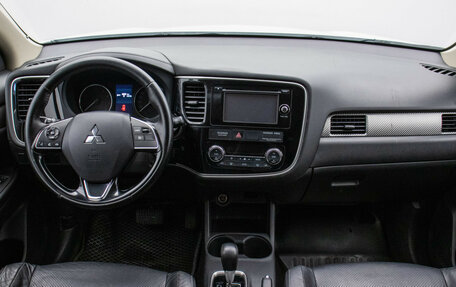 Mitsubishi Outlander III рестайлинг 3, 2015 год, 1 400 000 рублей, 13 фотография