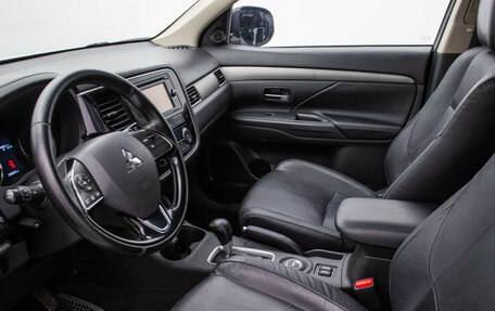 Mitsubishi Outlander III рестайлинг 3, 2015 год, 1 400 000 рублей, 10 фотография