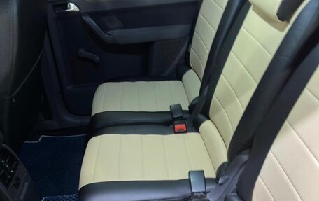 Volkswagen Touran III, 2010 год, 720 000 рублей, 4 фотография