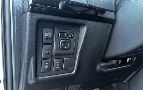 Toyota Land Cruiser Prado 150 рестайлинг 2, 2015 год, 3 980 000 рублей, 33 фотография
