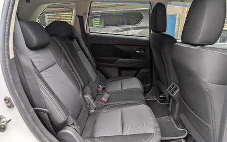Mitsubishi Outlander III рестайлинг 3, 2020 год, 2 465 000 рублей, 11 фотография