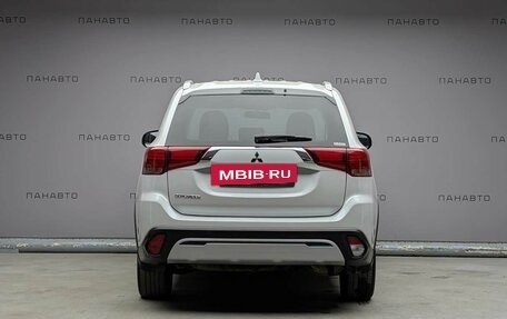 Mitsubishi Outlander III рестайлинг 3, 2020 год, 2 465 000 рублей, 6 фотография